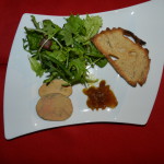 Lobe de foie gras de canard, confiture d'oignons chutey, petite salade, vinaigre balsamique