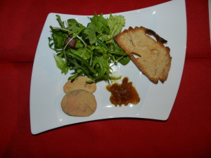 Lobe de foie gras de canard, confiture d'oignons chutey, petite salade, vinaigre balsamique