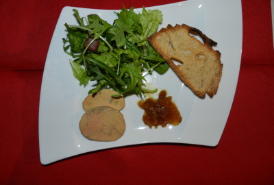 Lobe de foie gras de canard, confiture d'oignons chutey, petite salade, vinaigre balsamique