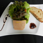 Foie gras de canard mi-cuit, confiture d'oignons chutey, petite salade, vinaigre balsamique