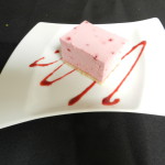 Entremet à la framboise sur coulis de fruits rouge