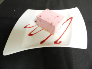 Entremet à la framboise sur coulis de fruits rouge