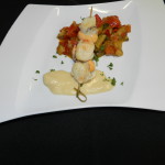 Brochette de saint-Jacques et sa sauce sur poëlé de lègumses