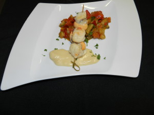 Brochette de saint-Jacques et sa sauce sur poëlé de lègumses